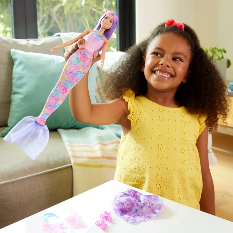 Barbie lelle Fantāzijas modes komplekts ar piederumiem, ieskaitot nāras asti, fejas spārnus un kaklarotas