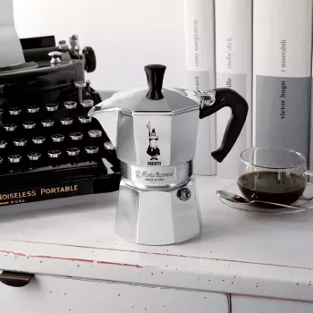 Moka kafijas kanniņa BIALETTI Moka Express 0,2 l alumīnija melna — 3 krūzītes (200 ml), nav piemērota indukcijai