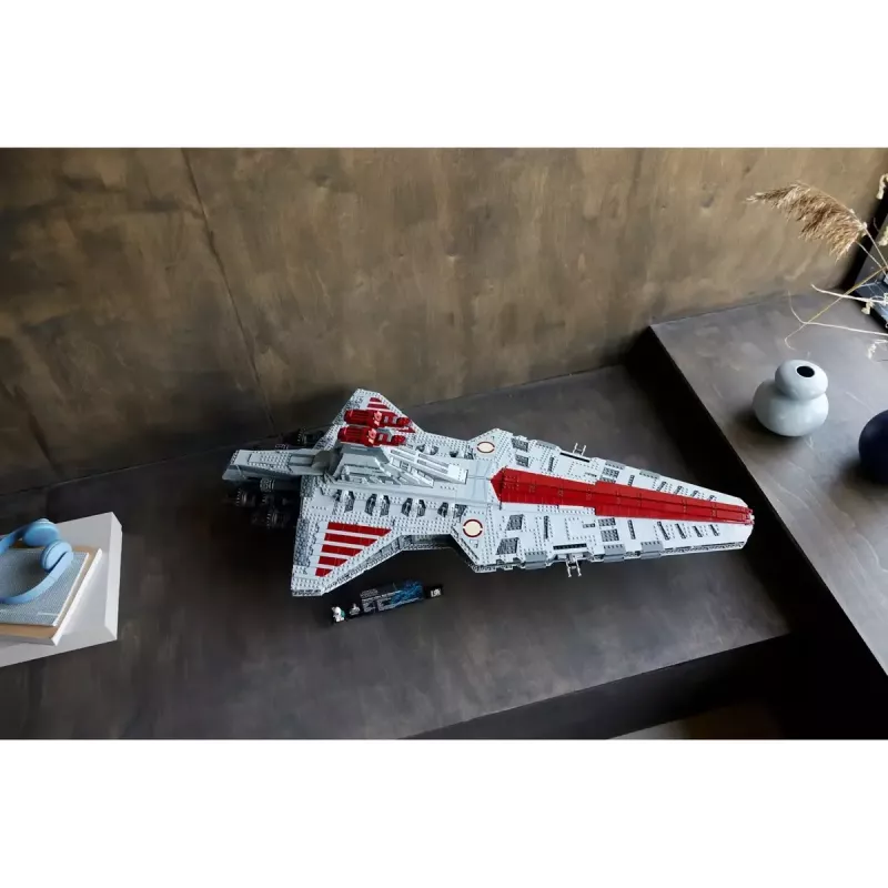 LEGO Star Wars Republic Venator Class Attack Cruiser 75367 — konstruktoru komplekts, 5374 gab., 320×1090×540 mm, 2 minifigūras, vecums 18+