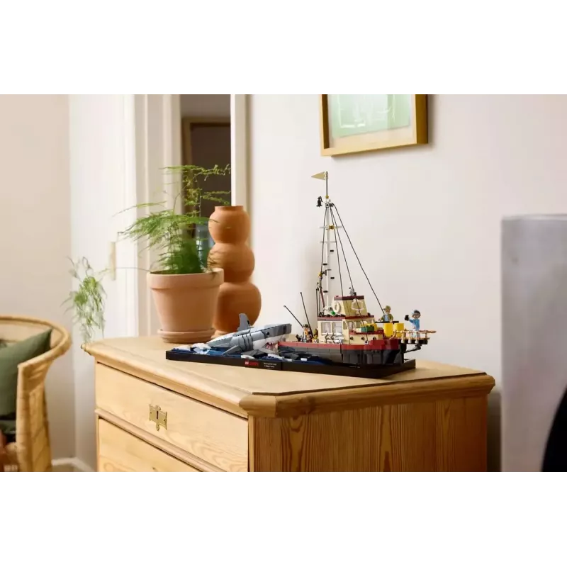 Konstruktors LEGO Ideas 21350 Jaws komplekts — 1497 detaļas, 3 minifigūras, laiva un ikoniskā haizivs, ieteicamais vecums 18+