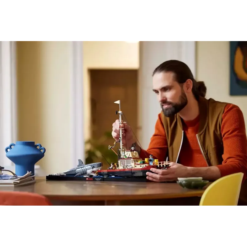 Konstruktors LEGO Ideas 21350 Jaws komplekts — 1497 detaļas, 3 minifigūras, laiva un ikoniskā haizivs, ieteicamais vecums 18+