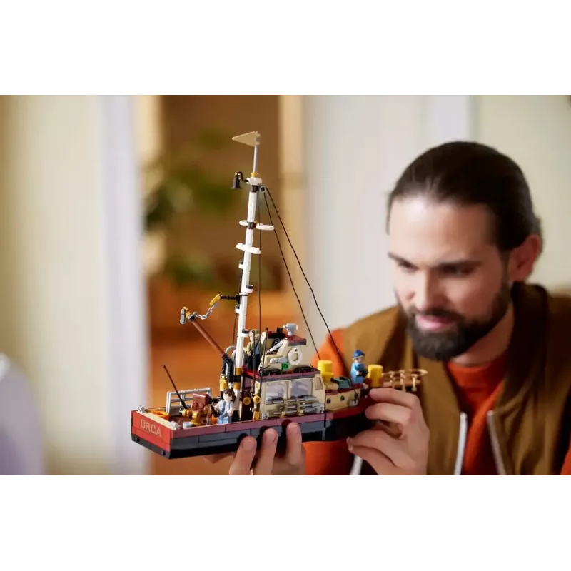 Konstruktors LEGO Ideas 21350 Jaws komplekts — 1497 detaļas, 3 minifigūras, laiva un ikoniskā haizivs, ieteicamais vecums 18+