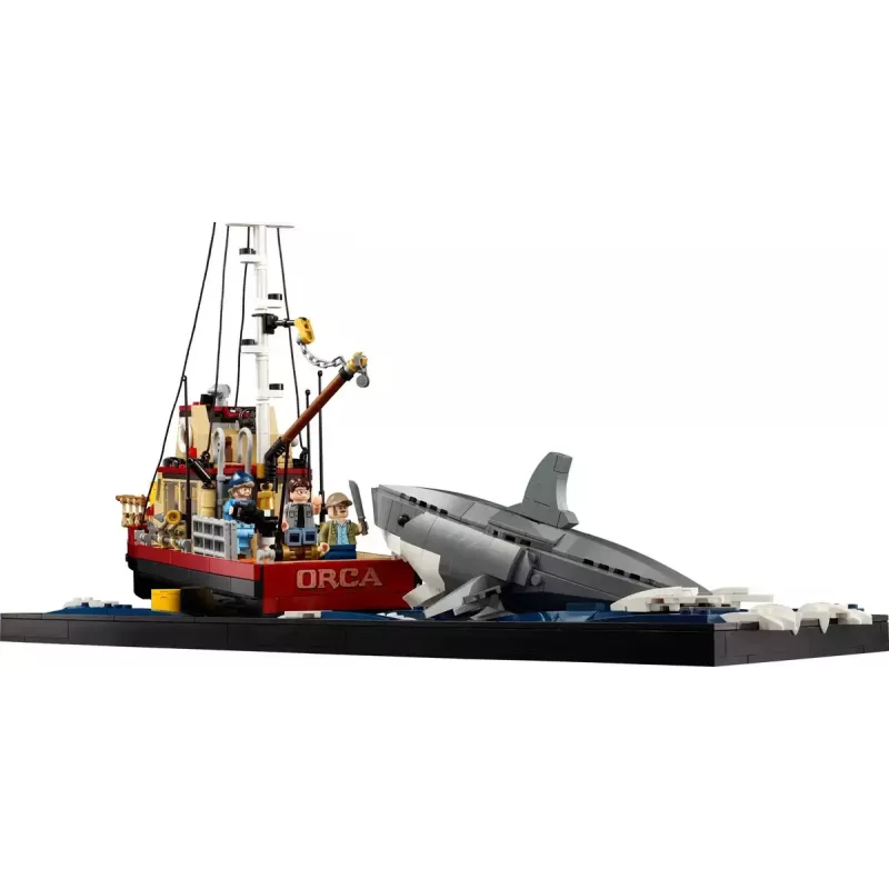 Konstruktors LEGO Ideas 21350 Jaws komplekts — 1497 detaļas, 3 minifigūras, laiva un ikoniskā haizivs, ieteicamais vecums 18+
