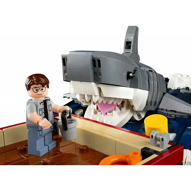 Konstruktors LEGO Ideas 21350 Jaws komplekts — 1497 detaļas, 3 minifigūras, laiva un ikoniskā haizivs, ieteicamais vecums 18+