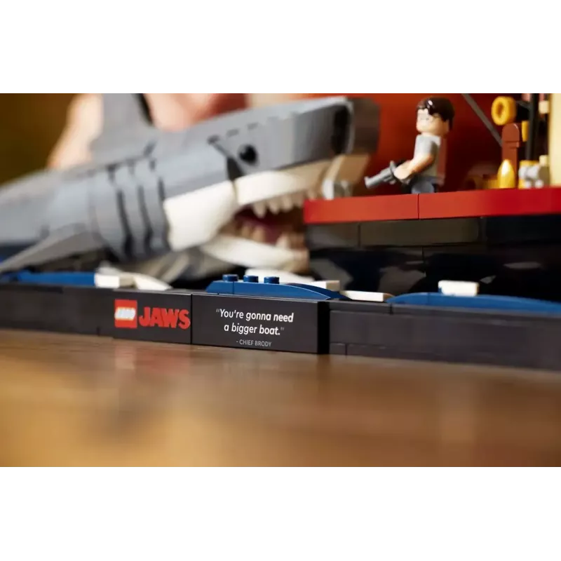 Konstruktors LEGO Ideas 21350 Jaws komplekts — 1497 detaļas, 3 minifigūras, laiva un ikoniskā haizivs, ieteicamais vecums 18+