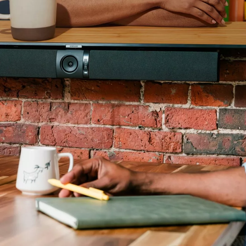 Owl Labs Owl Bar videokonferenču ierīce — 4K videokonferenču josla ar aktīvu runātāja fokusu (pievienojiet Meeting Owl 3 vai Pro, lai iegūtu 360 grādu pārklājumu un automātisku kameras pārslēgšanu)