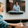 Owl Labs Owl Bar videokonferenču ierīce — 4K videokonferenču josla ar aktīvu runātāja fokusu (pievienojiet Meeting Owl 3 vai Pro, lai iegūtu 360 grādu pārklājumu un automātisku kameras pārslēgšanu)