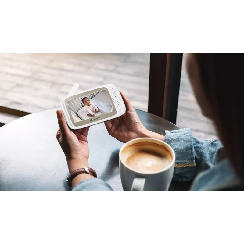 Video kamera Motorola VM85 CONNECT — 5 collu TFT displejs, 480×272, 300 m diapazons, 2× digitālā tālummaiņa, 2,4 GHz Wi‑Fi/FHSS, divvirzienu audio, balta