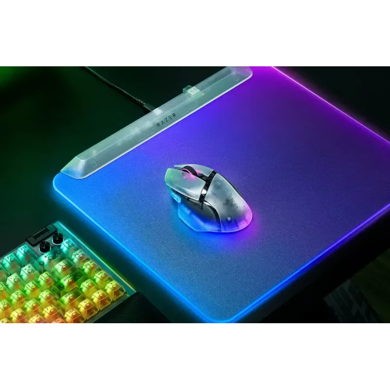 Spēļu pele Razer Basilisk V3 Pro 35K Phantom balta Edition — spēļu virsma optimizēta optiskajām un lāzera pelēm