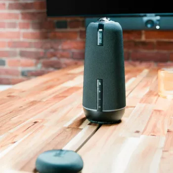 Owl Labs Expansion Mic for Meeting Owl 3 – paplašiniet audio sasniedzamību lielākās telpās par 8 pēdām (2,5 metriem) mikrofona virzienā.