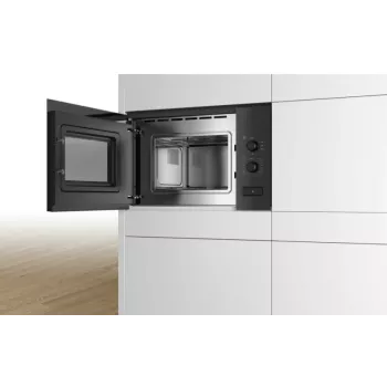 Iebūvējamā solo mikroviļņu krāsns Bosch Serie 4 BFL520MB0 — 800 W, 20 L, rotējoša vadība, melna