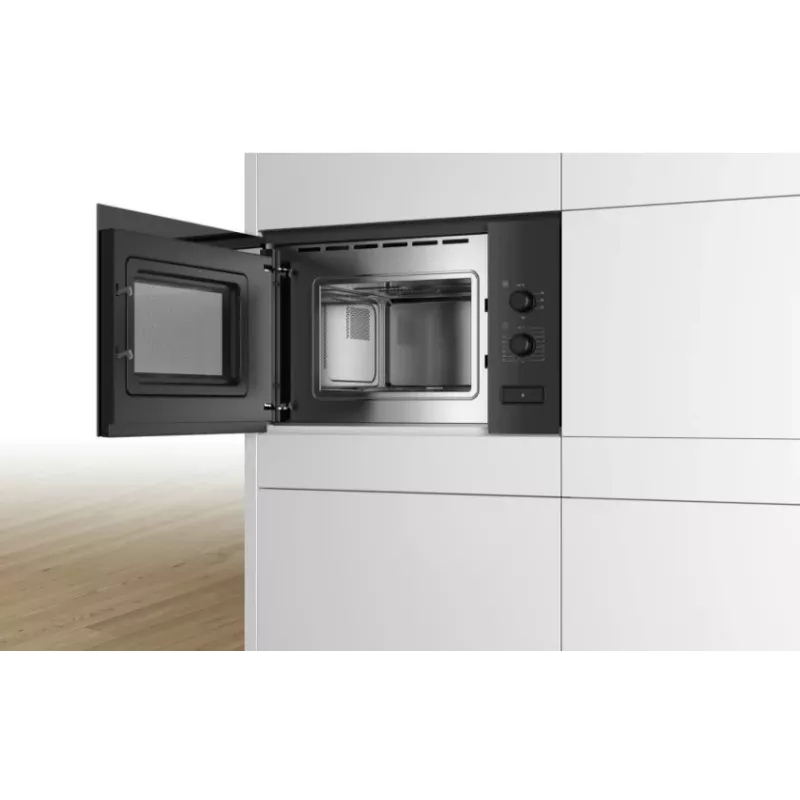 Iebūvējamā solo mikroviļņu krāsns Bosch Serie 4 BFL520MB0 — 800 W, 20 L, rotējoša vadība, melna