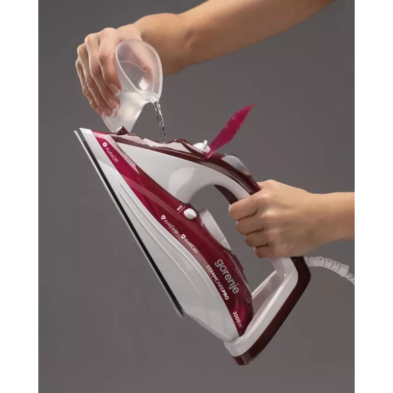 Tvaika gludeklis Gorenje SIH3000RBC — 3000 W, keramiskā zole, 0,4 L ūdens tvertne, 1,6 kg, sarkans