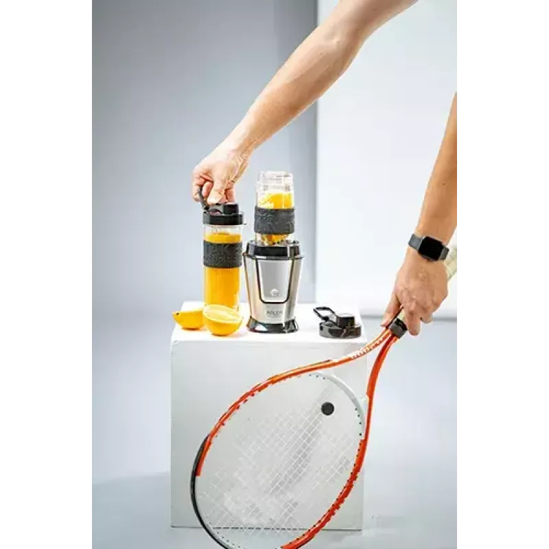 Sport blenderis Adler AD 4081 — portatīvs personīgais blenderis, 800 W maks., 0,57 l kauss, nerūsējošā tērauda asmens, 2 pudeles