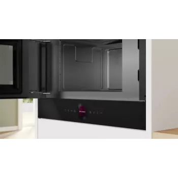 Iebūvējams solo mikroviļņu krāsns Bosch Serie 8 BFL7221B1 — 900 W, 21 L, skārienvadība, melns