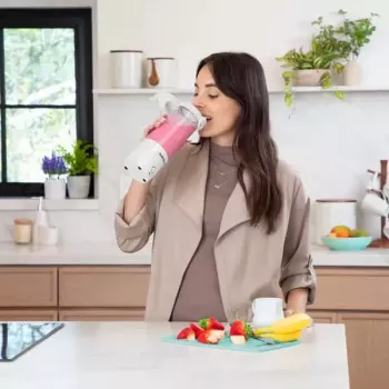 Sporta blenderis NUTRIBULLET Portable 0,475 L balts ar Tritan bļodu un nerūsējošā tērauda asmeņiem, darbināms ar baterijām