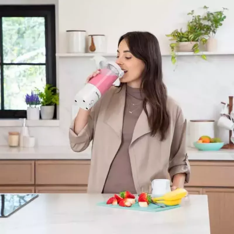 Sporta blenderis NUTRIBULLET Portable 0,475 L balts ar Tritan bļodu un nerūsējošā tērauda asmeņiem, darbināms ar baterijām