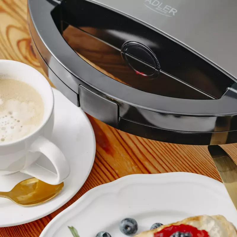 Sviestmaižu grilētājs Adler AD 3069 — kompakts galda sviestmaižu presētājs, 750 W, 2 sviestmaizes, melns