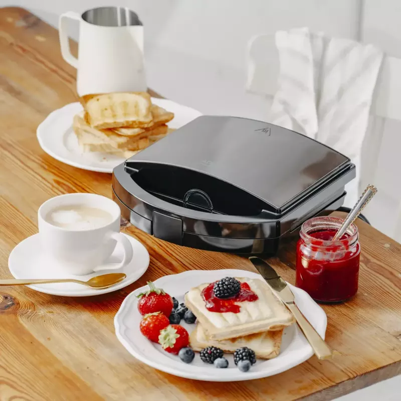 Sviestmaižu grilētājs Adler AD 3069 — kompakts galda sviestmaižu presētājs, 750 W, 2 sviestmaizes, melns