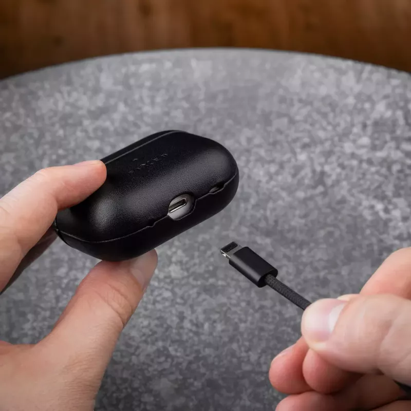 Aizsargmaciņš no ādas FIXED FIXLPM-999-BK austiņām ar MagSafe atbalstu, melns
