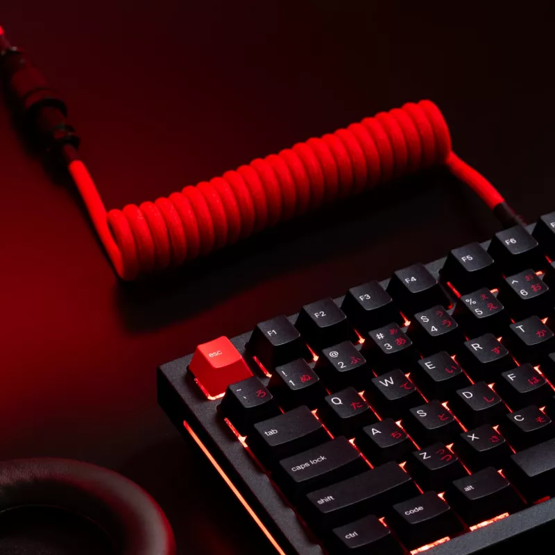 Spirālveida USB kabelis GLORIOUS GMMK Crimson Red — noņemams tastatūras kabelis, spirālveida dizains