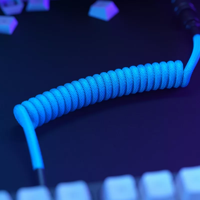 Spirālveida USB kabelis GLORIOUS GMMK Electric Blue — noņemams tastatūras kabelis, leņķa savienotāji