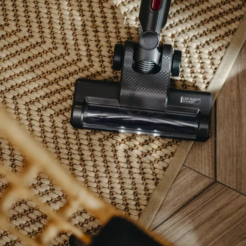 Bezvada putekļsūcējs Adler AD 7061 Allergy-friendly PRO — 22,2 V akumulators, 30 min darbības laiks, 0,8 l bezmaisa putekļu tvertne, EPA12/HEPA13 filtrācija, 350 W maks., melns