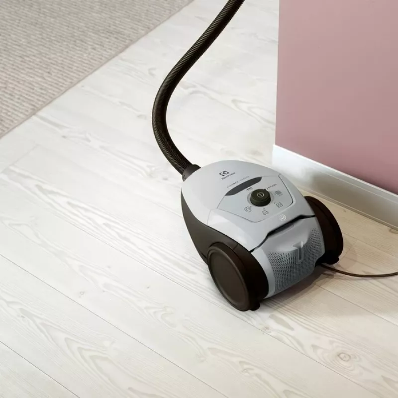 Cilindra putekļsūcējs Electrolux Pure D8 — 3,5 L putekļu maiss, 600 W, teleskopiska caurule, higiēnas filtrs, 12 m darbības rādiuss