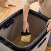 Kaku kaste Rotho Biala XL Cappuccino — plastmasas kaķu tualetes paplāte ar oglekļa filtru, pakarināšanas atveri, 499×614×576 mm, 2,5 kg