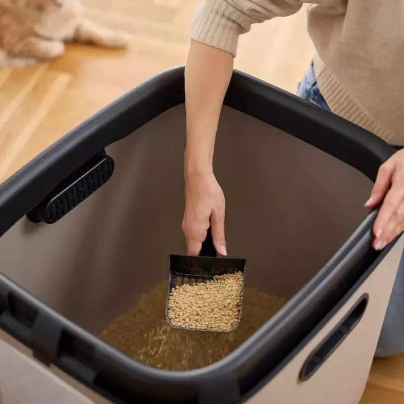 Kaku kaste Rotho Biala XL Cappuccino — plastmasas kaķu tualetes paplāte ar oglekļa filtru, pakarināšanas atveri, 499×614×576 mm, 2,5 kg