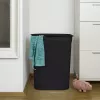 Veļas grozs rotho Brisen 50 L ventilējams plastmasas grozs ar vāku un iekarināšanas atveri, melns, 340×431×529 mm