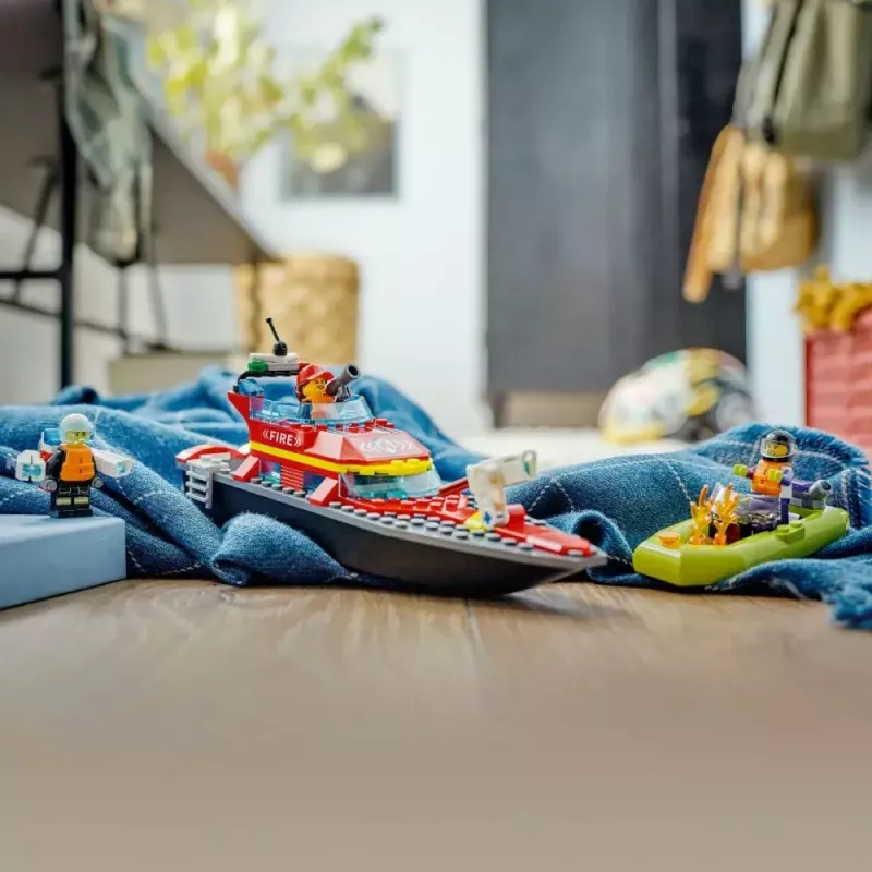 LEGO rotaļu komplekts Ugunsdzēsības glābšanas laiva 60373 — City sērija, 144 gab., 3 mini figūriņas, vecums 5+, izmēri 80×230×70 mm