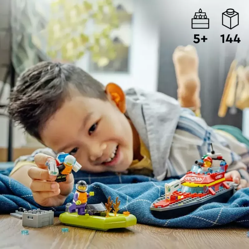 LEGO rotaļu komplekts Ugunsdzēsības glābšanas laiva 60373 — City sērija, 144 gab., 3 mini figūriņas, vecums 5+, izmēri 80×230×70 mm