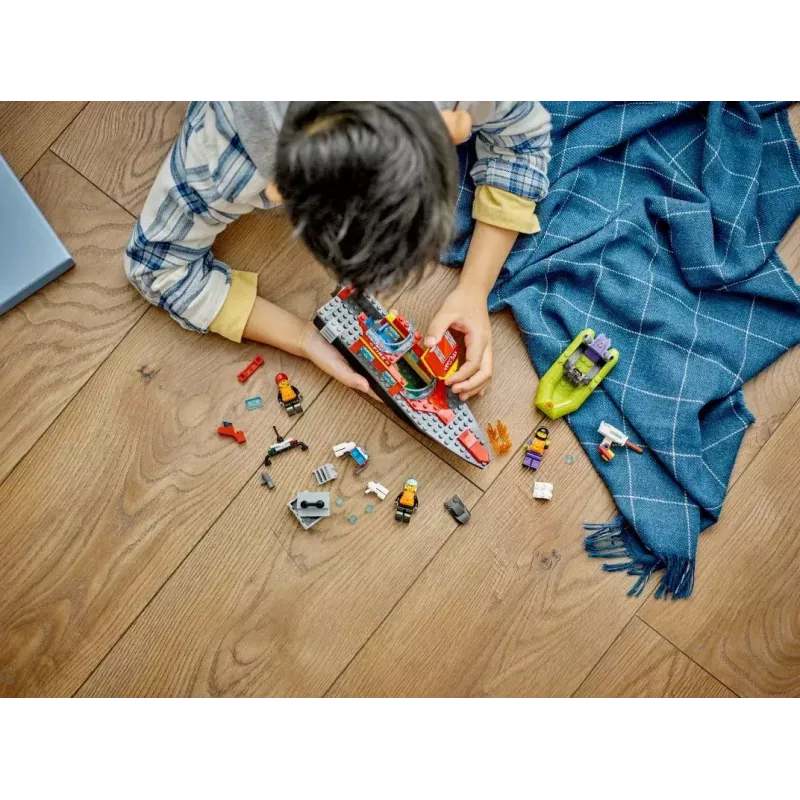 LEGO rotaļu komplekts Ugunsdzēsības glābšanas laiva 60373 — City sērija, 144 gab., 3 mini figūriņas, vecums 5+, izmēri 80×230×70 mm
