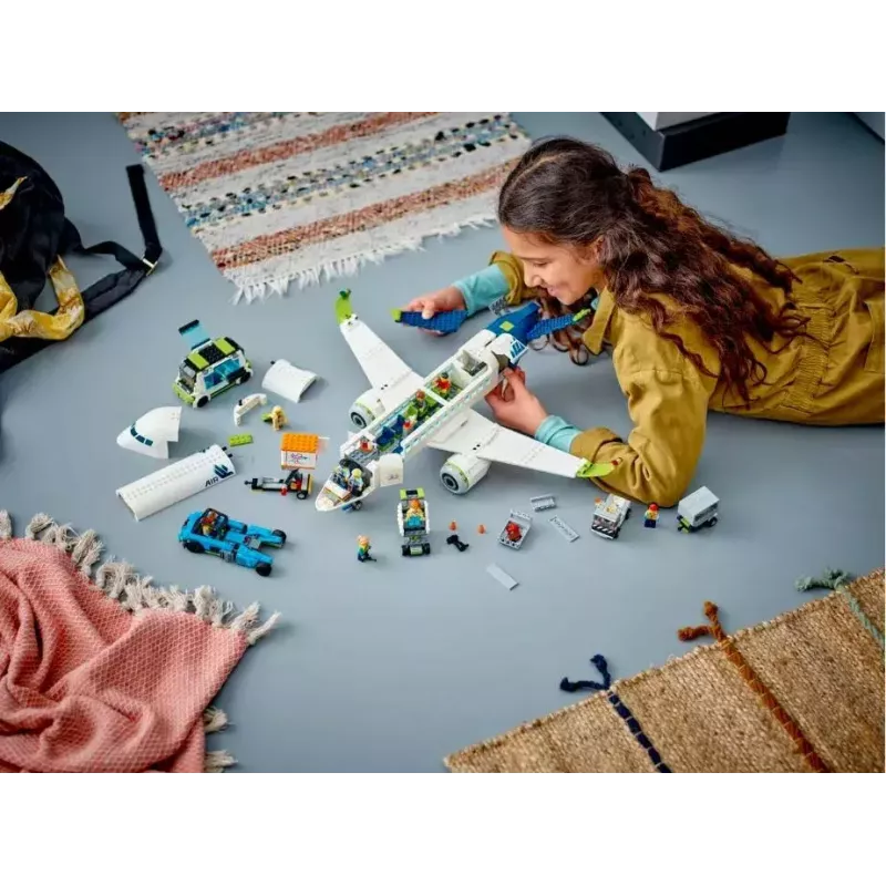 LEGO Passenger Plane būvkomplekts 60367 — City sērija, 913 detaļas, 2 minifigūras, detalizēts interjers