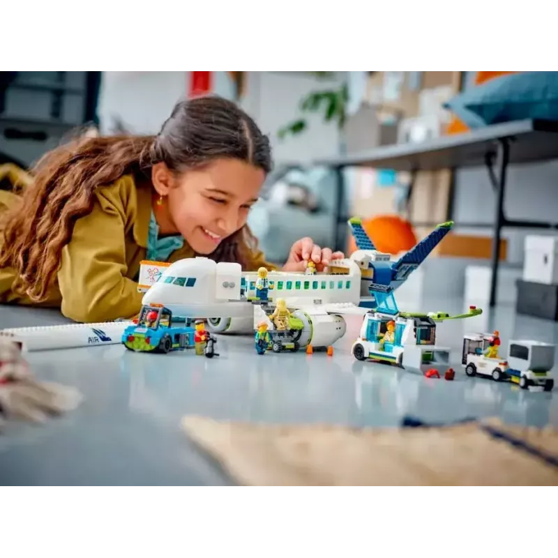 LEGO Passenger Plane būvkomplekts 60367 — City sērija, 913 detaļas, 2 minifigūras, detalizēts interjers
