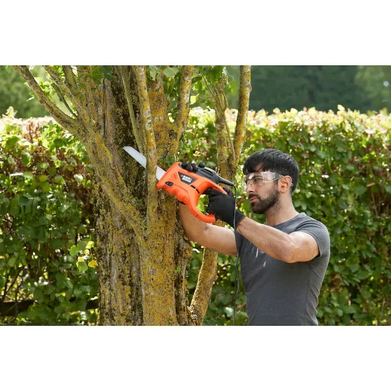 Rokas zāģis Melns & Decker KS880EC-QS – rokas zāģis, asmens garums 23.9 cm, ergonomisks rokturis, oranžs