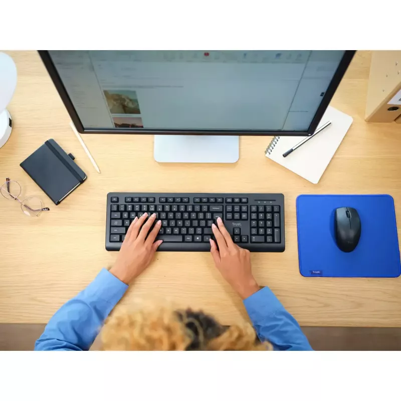 Bezvadu tastatūras un peles komplekts TRUST Primo — pilna izmēra QWERTY US angļu tastatūra, RF USB-A uztvērējs, 1200 DPI optiskā pele, melna