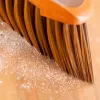 Iekštelpu slaucīšanas suka VILEDA modelis 136082 ar mīkstiem/cietiem plastmasas sariem un kātu, bronzas krāsā