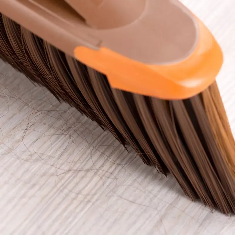 Iekštelpu slaucīšanas suka VILEDA modelis 136082 ar mīkstiem/cietiem plastmasas sariem un kātu, bronzas krāsā