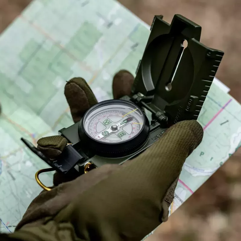 Navigācijas magnētiskais kompass Mil‑Tec Mil‑Tec US ar apgaismojumu, alumīnija korpuss, mērogi 1:50k un 1:25k, olīvkrāsā