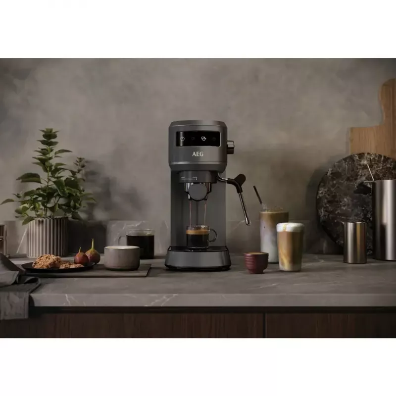 Espresso automāts AEG EC6-1-6BST, manuāls, galda virsmai, 1,0 l ūdens tvertne, 15 bāri, piena putotājs, 1450 W, skārienvadība, melns