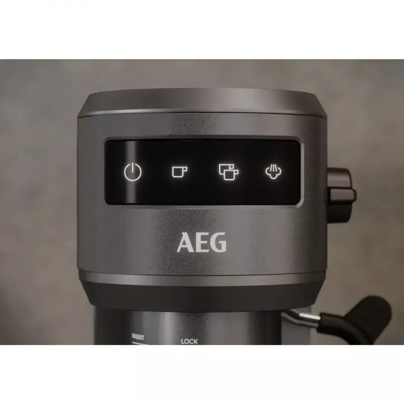 Espresso automāts AEG EC6-1-6BST, manuāls, galda virsmai, 1,0 l ūdens tvertne, 15 bāri, piena putotājs, 1450 W, skārienvadība, melns