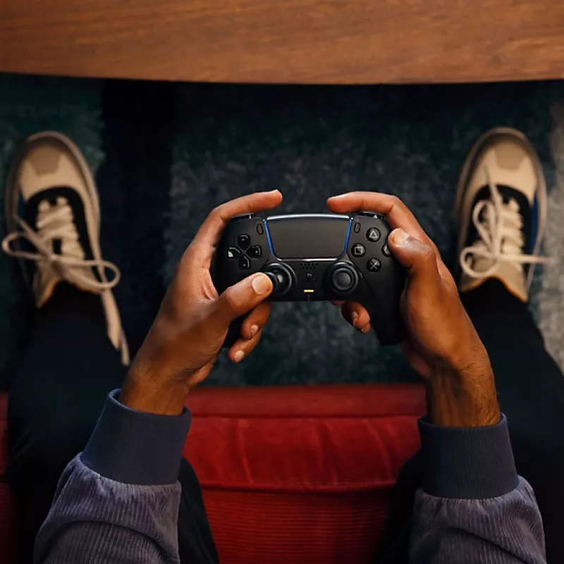 Gamepad Sony DualSense V2 Melns — Bezvadu/Bluetooth 5.1 un USB-C, iebūvēts akumulators, taustes atgriezeniskā saite, žiroskops, skārienpaliktnis, austiņu ligzda