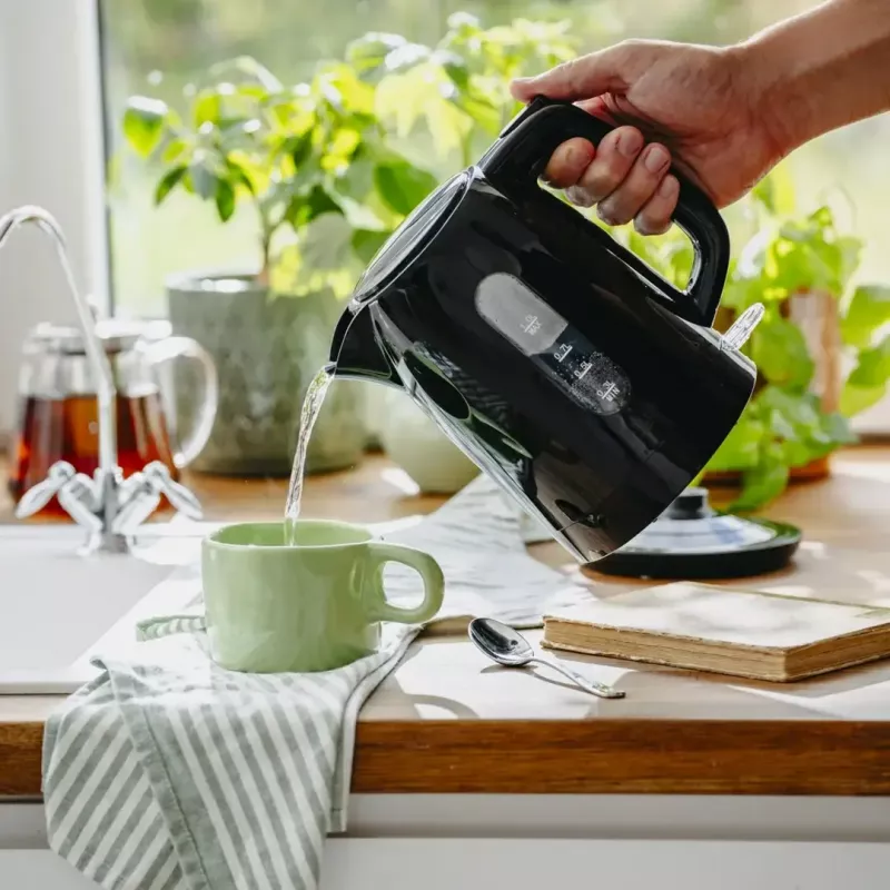 Elektriskā tējkanna Adler AD 1380B — 1,7 L, līdz 2200 W, melna, 360° pamatne