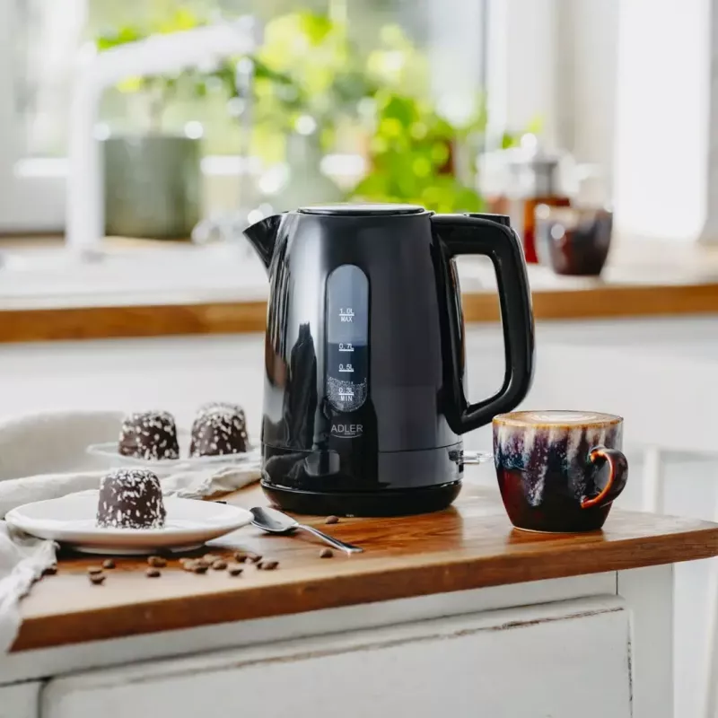 Elektriskā tējkanna Adler AD 1380B — 1,7 L, līdz 2200 W, melna, 360° pamatne