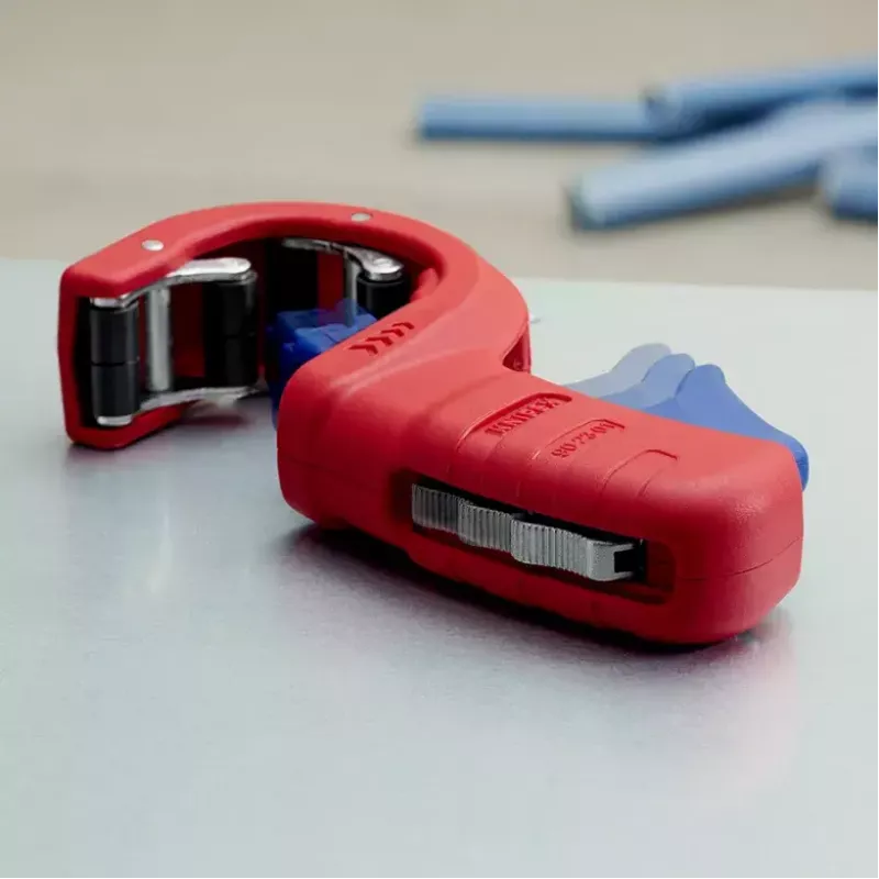 Cauruļu griezējs Knipex 90 23 01 BK tērauda asmens plastmasas rokturis 165mm