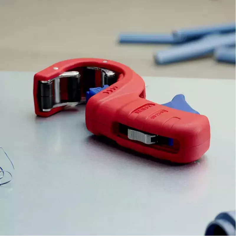Cauruļu griezējs Knipex 90 23 01 BK tērauda asmens plastmasas rokturis 165mm