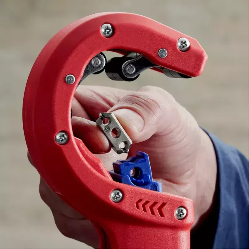 Cauruļu griezējs Knipex 90 23 01 BK tērauda asmens plastmasas rokturis 165mm