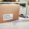 DYMO autentiskās LabelWriter universālās etiķetes 32 mm x 57 mm 6 ruļļi pa 1 000 viegli nolobotām etiķetēm (6 000 gab.) pašlīmējošas LabelWriter etiķešu printeriem